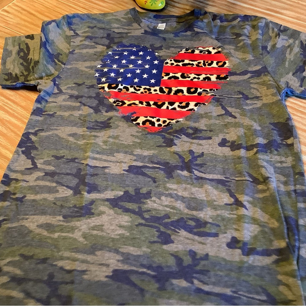 Camo Heart Graphic Tee - Green Camouflage with American Flag Heart SzM